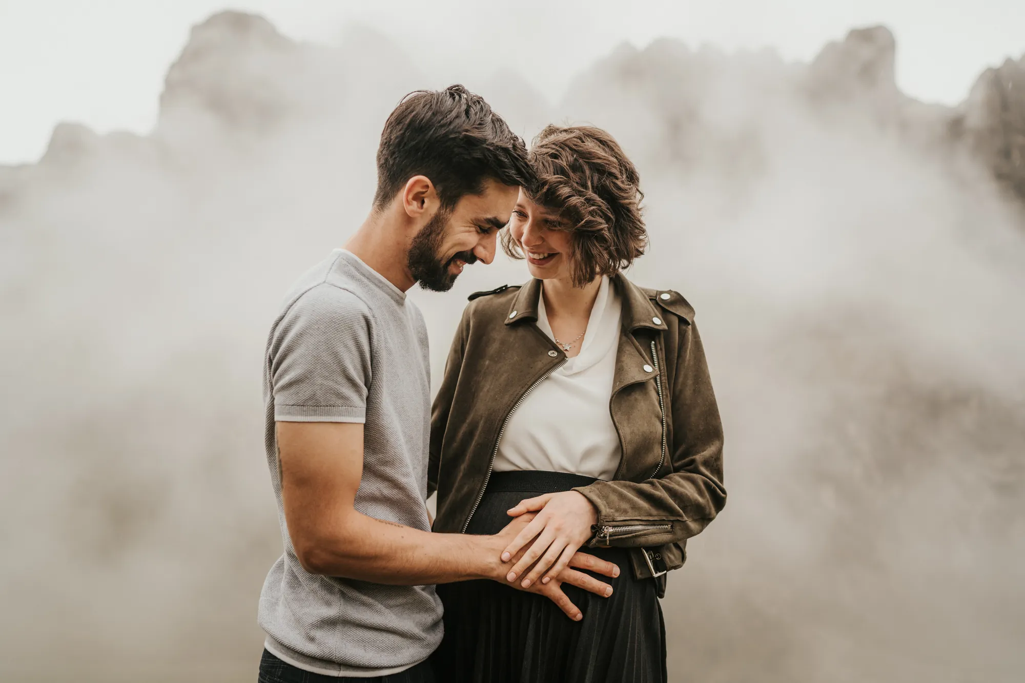 Babybauch Outdoor Tirol – Paar in mystischer Nebelkulisse