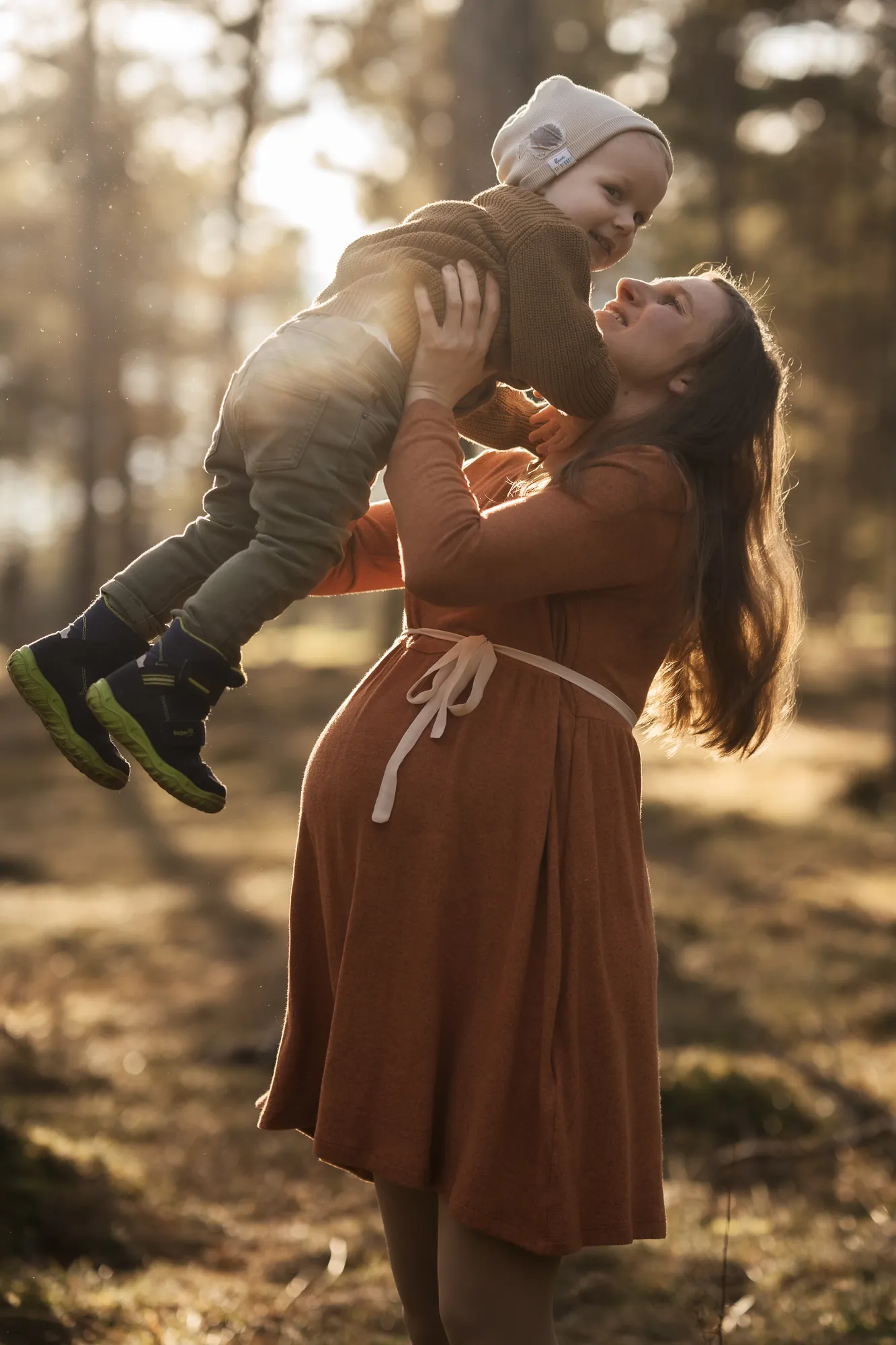 Babybauchfotografie Tirol – Familienmoment im Herbstwald bei Mieming