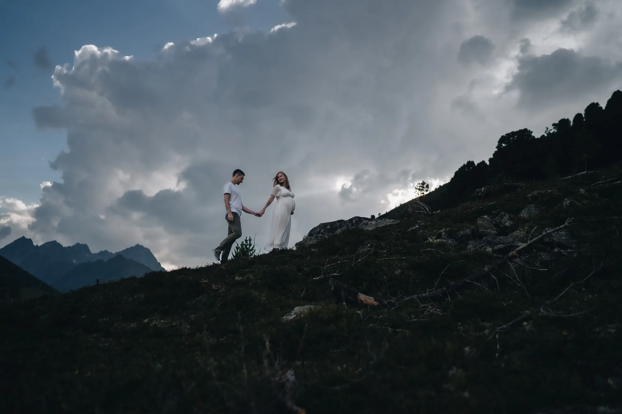 Babybauch Paarshooting Tirol – werdende Eltern im Bergtal