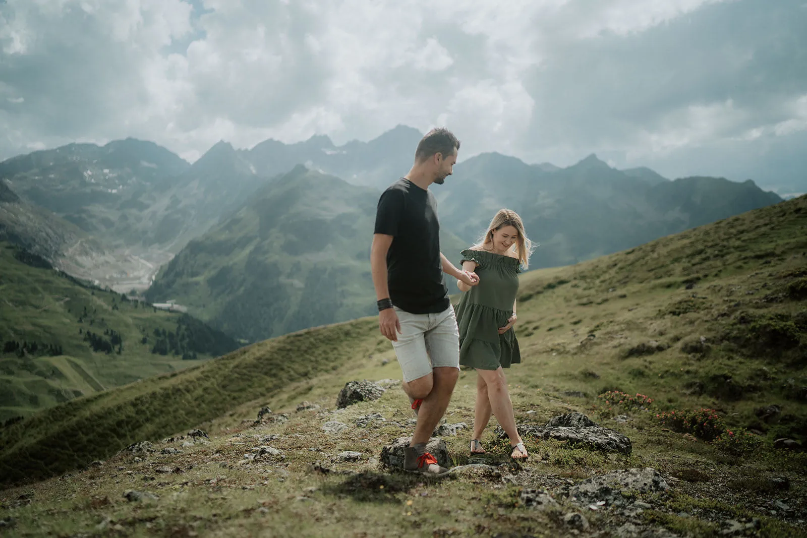 Babybauch Shooting Innsbruck – Paar in den Bergen