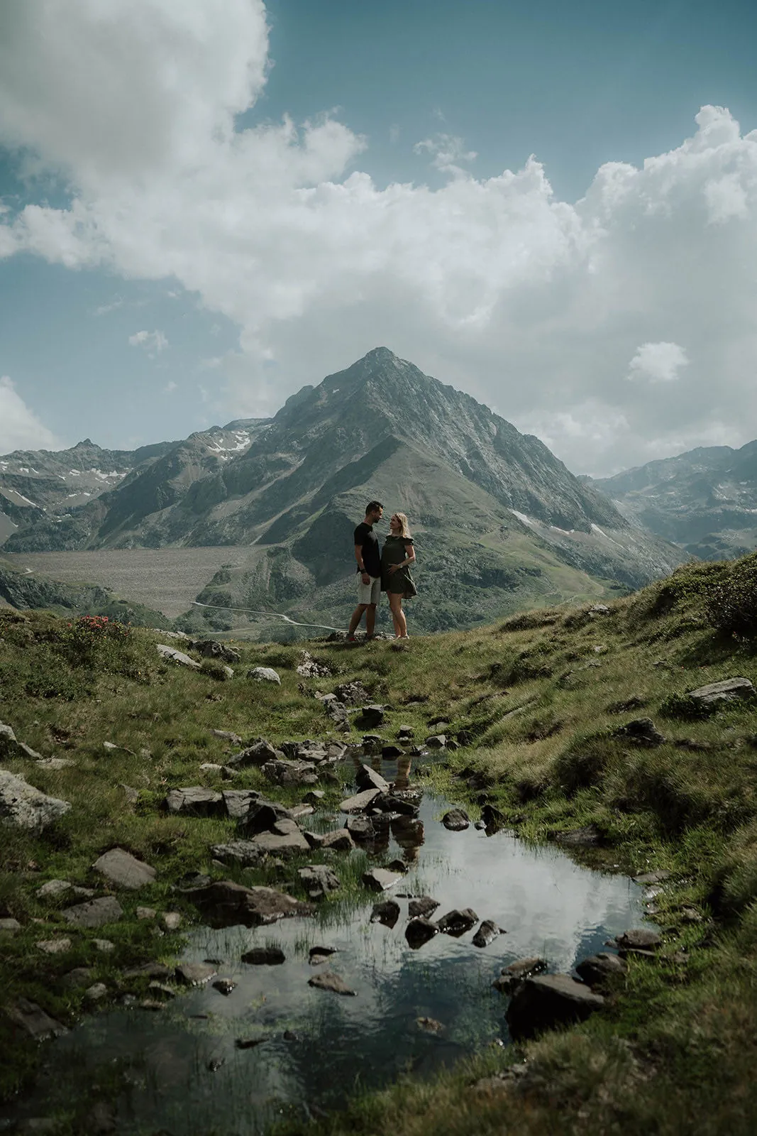 Babybauch Shooting Innsbruck – Schwangere im grünen Kleid