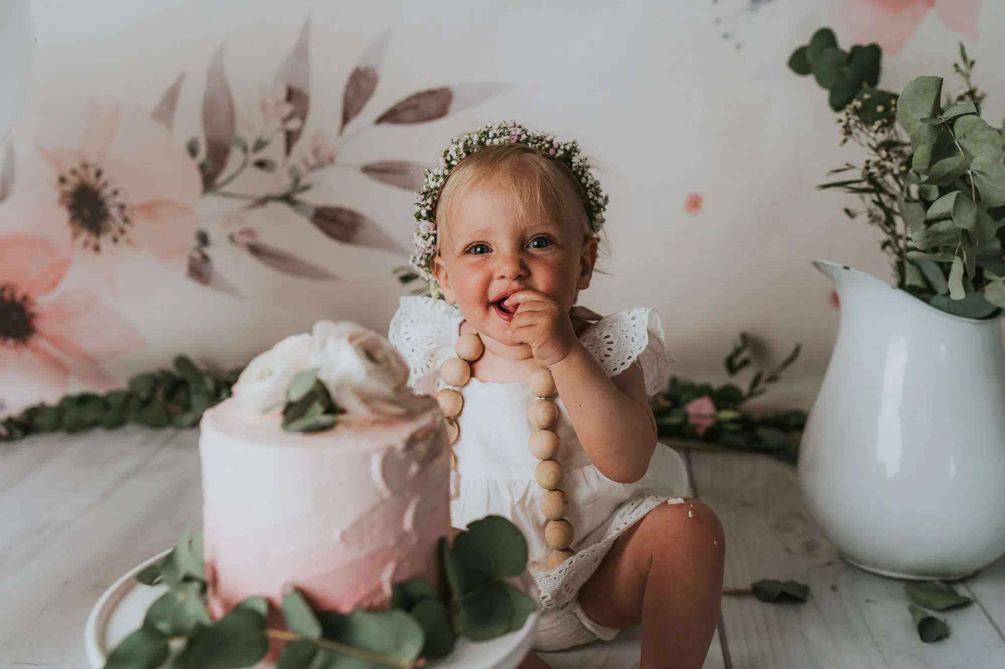 Cake Smash Fotografie – Blumen-Setup im Studio, erstes Geburtstagsshooting in Tirol, Photo Kiss (2)
