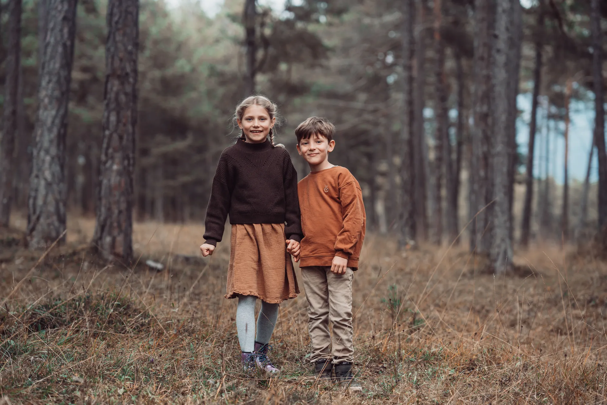Familienfotografie Tirol – Geschwister laufen durch den Herbstwald