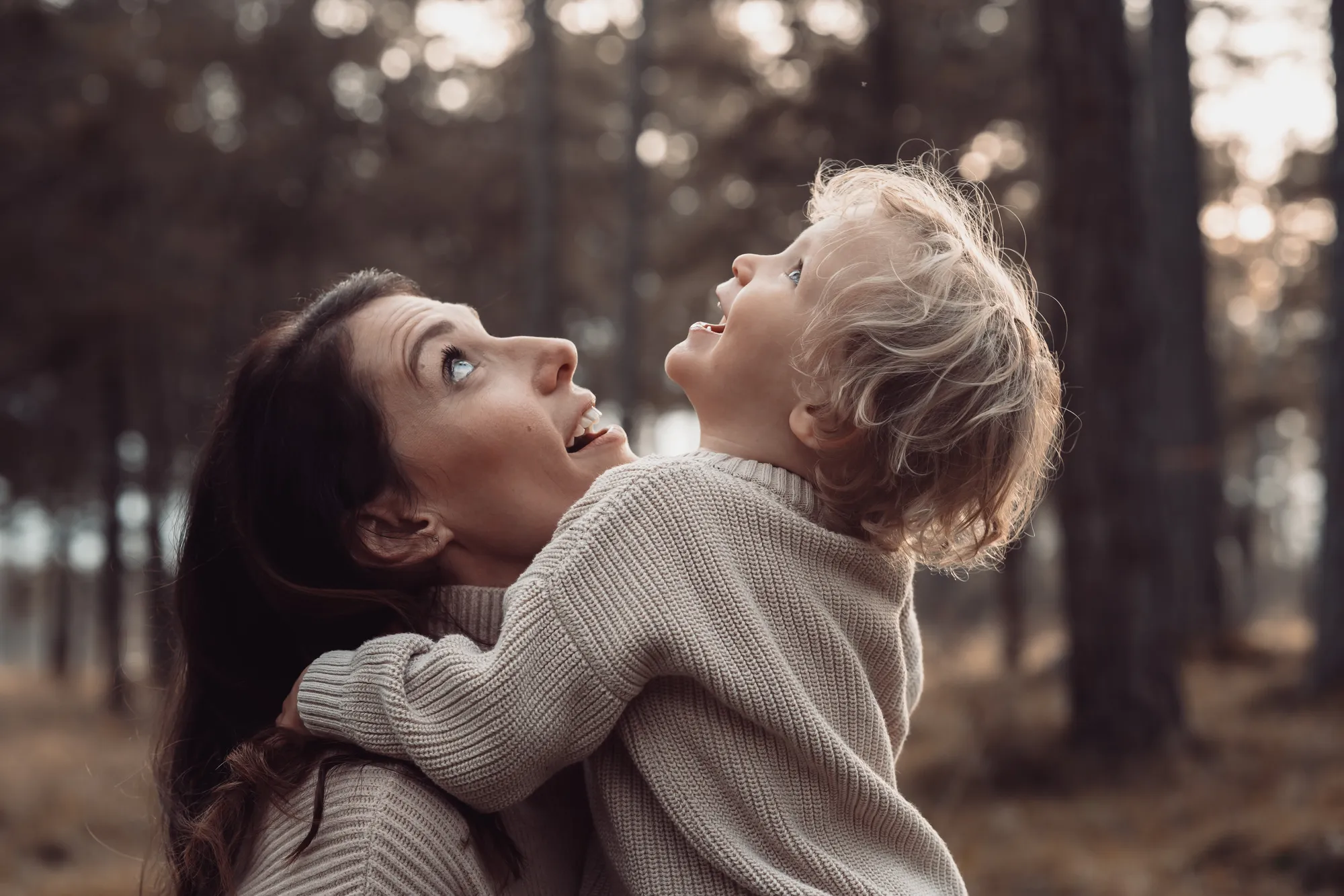 Familienshooting Tirol – Mutter und Kind lachen im Herbstwald