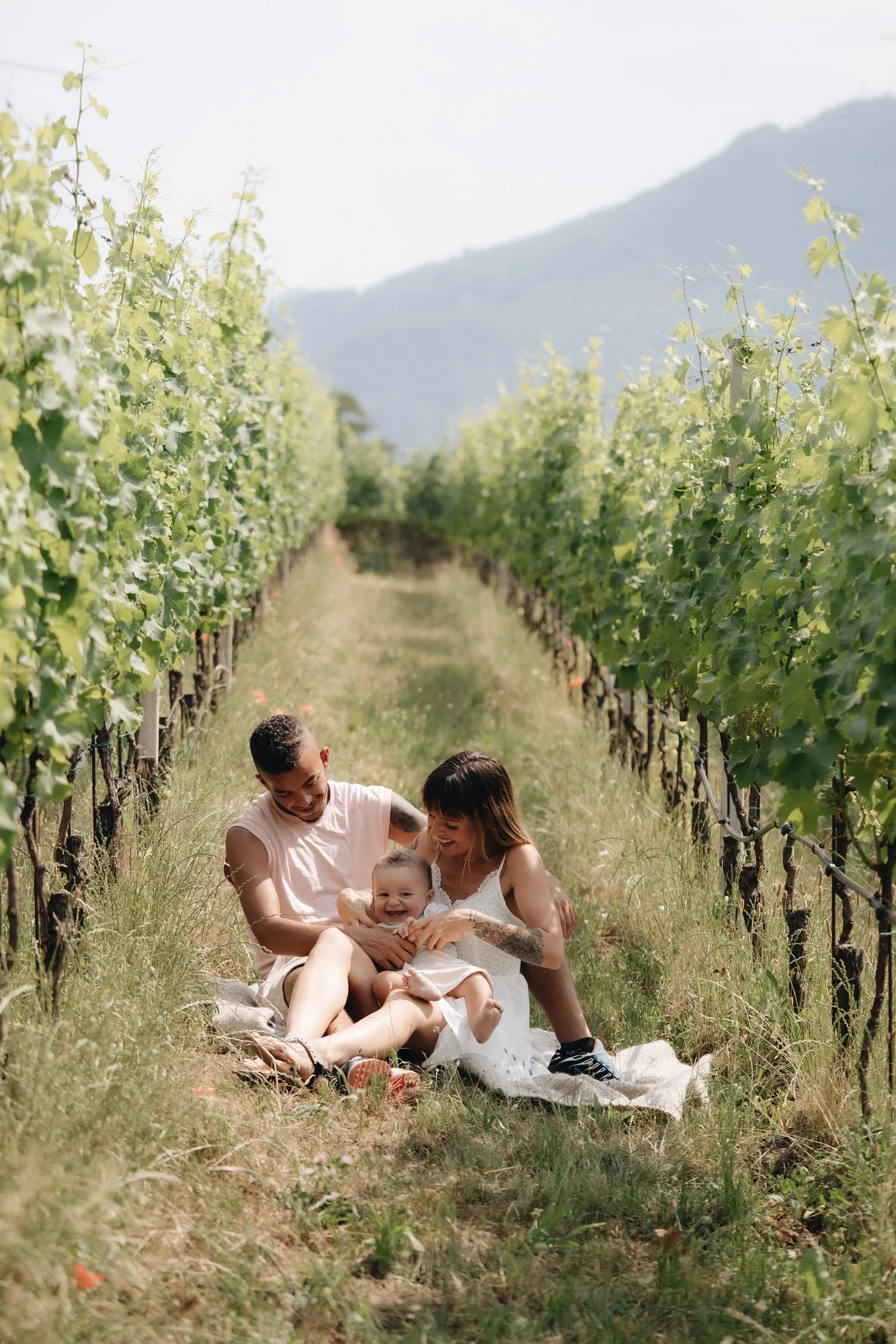 Familienfotograf Tirol – Familienpicknick im sommerlichen Weinberg
