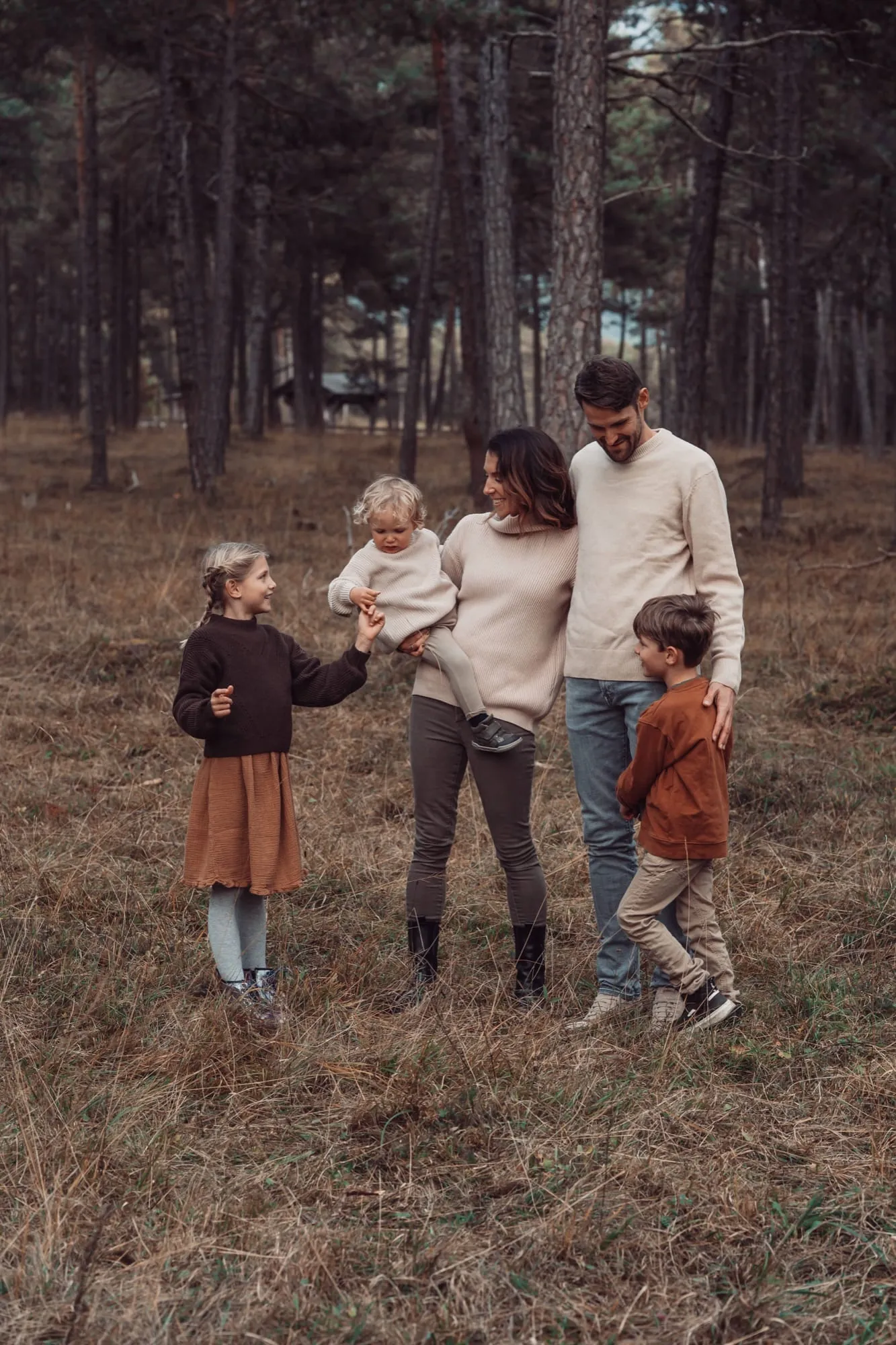 Familienfotografie Tirol – Familie gemeinsam im Wald