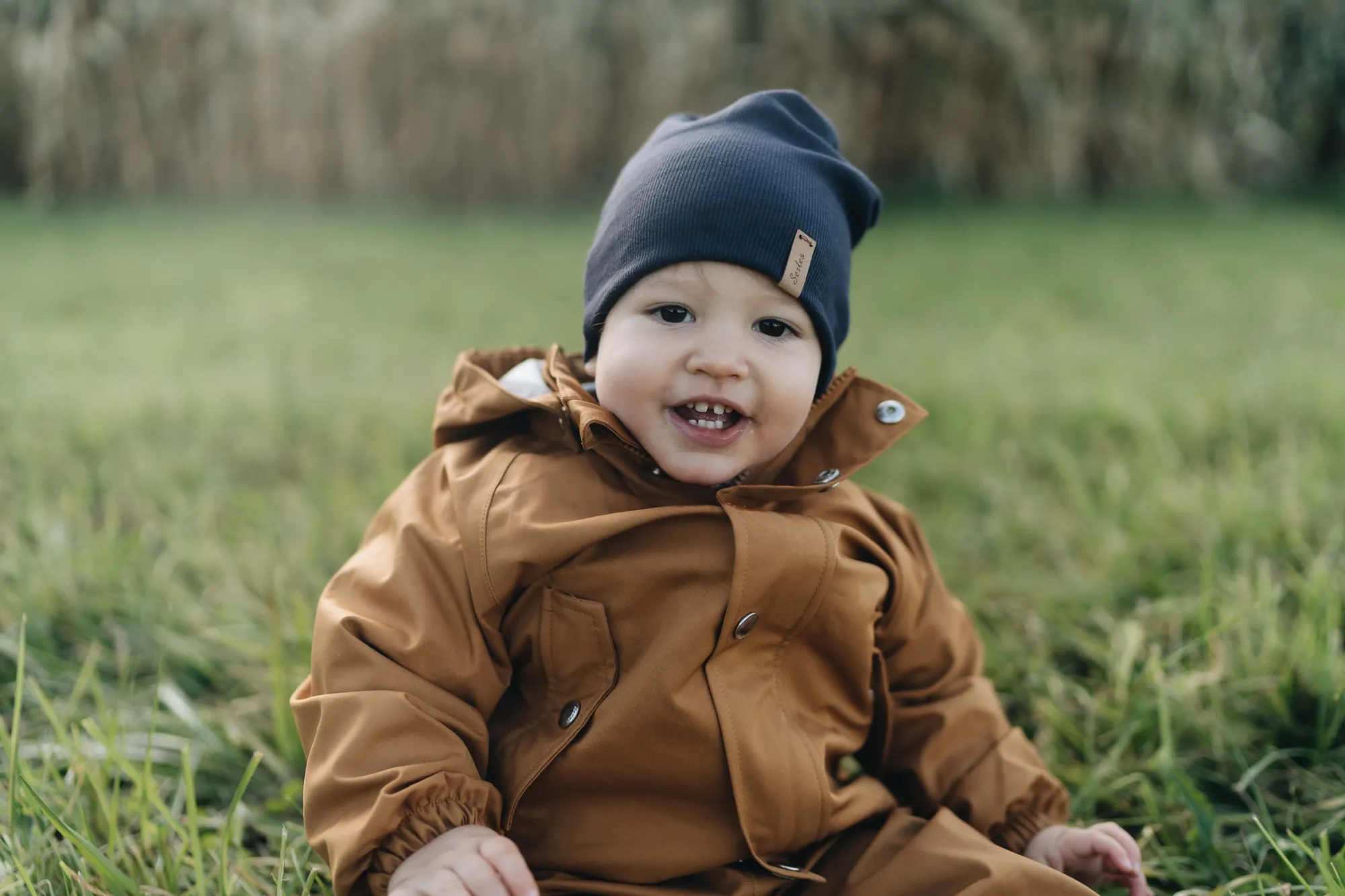 Babyfotografie Tirol – lachendes Baby im Sitzalter