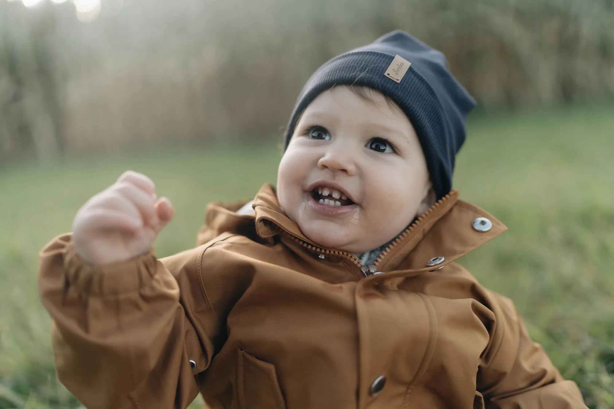 Baby Shooting Tirol – krabbelndes Baby auf Wiese