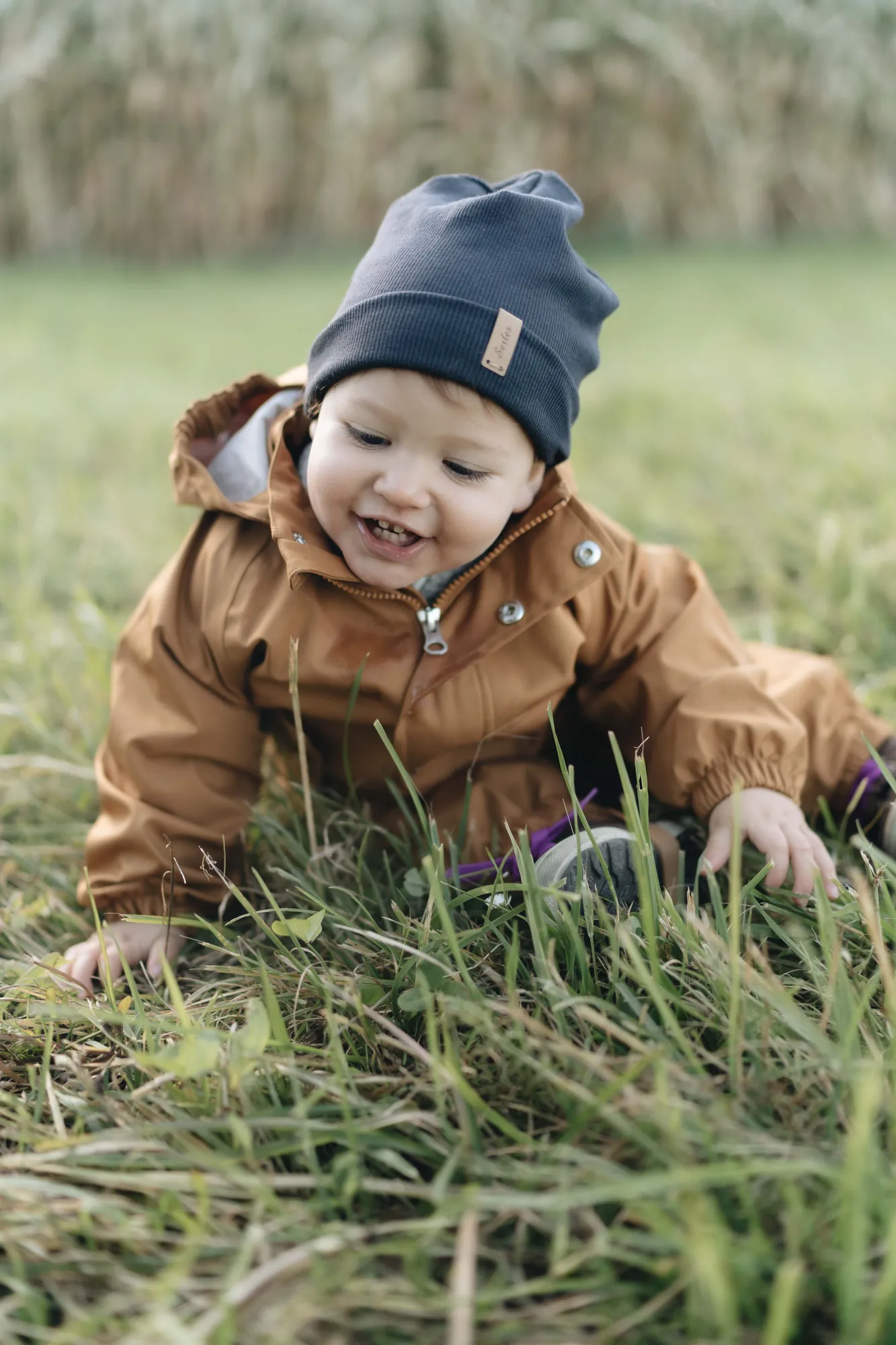 Babyfotografie Innsbruck – Baby lacht in die Kamera