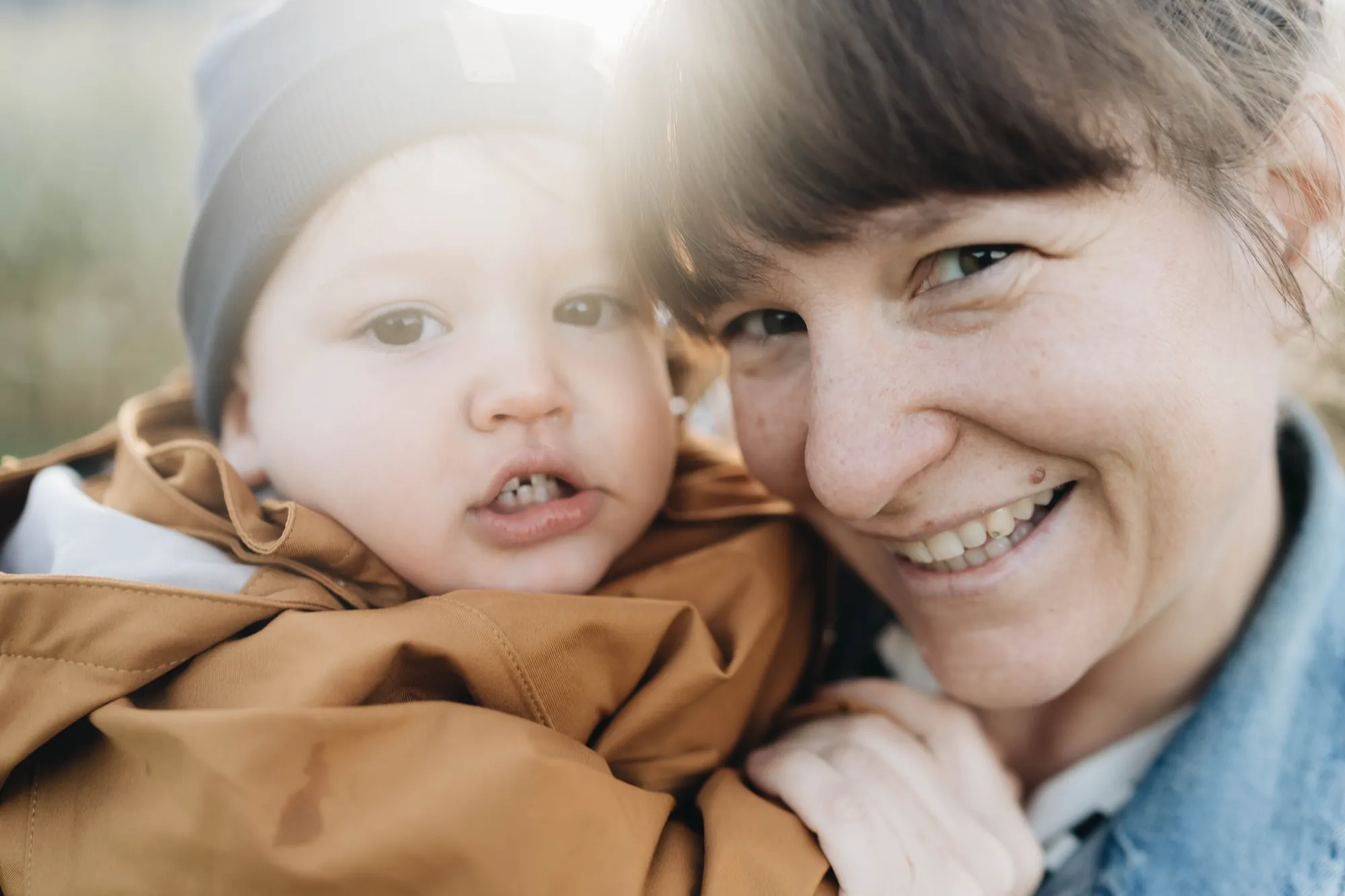 Baby Outdoor Tirol – Baby in Natur mit Bergen
