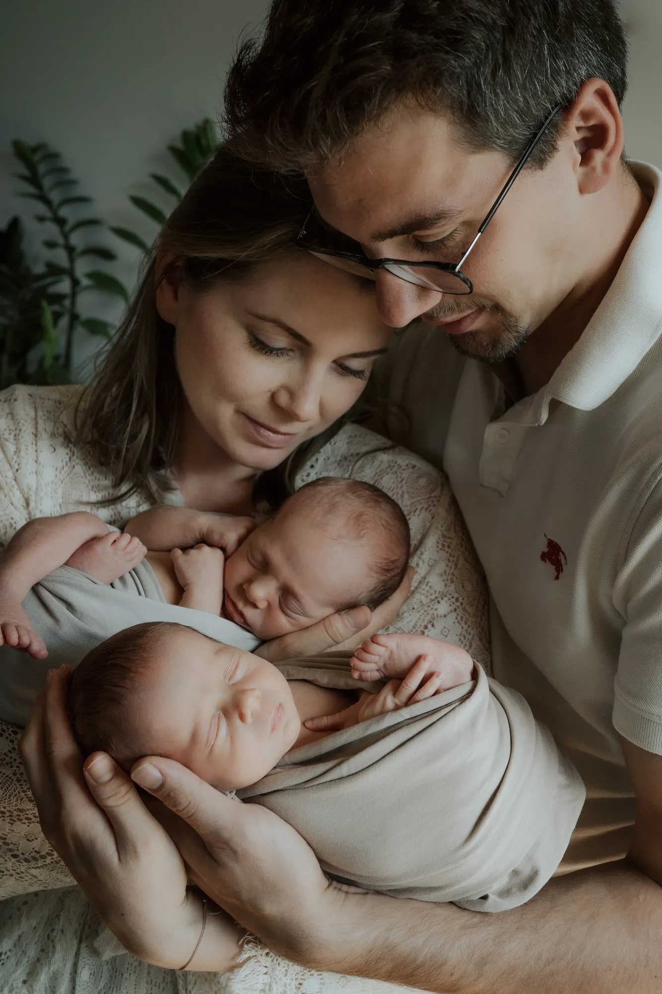 Newborn Shooting Tirol – Eltern halten ihre neugeborenen Zwillinge
