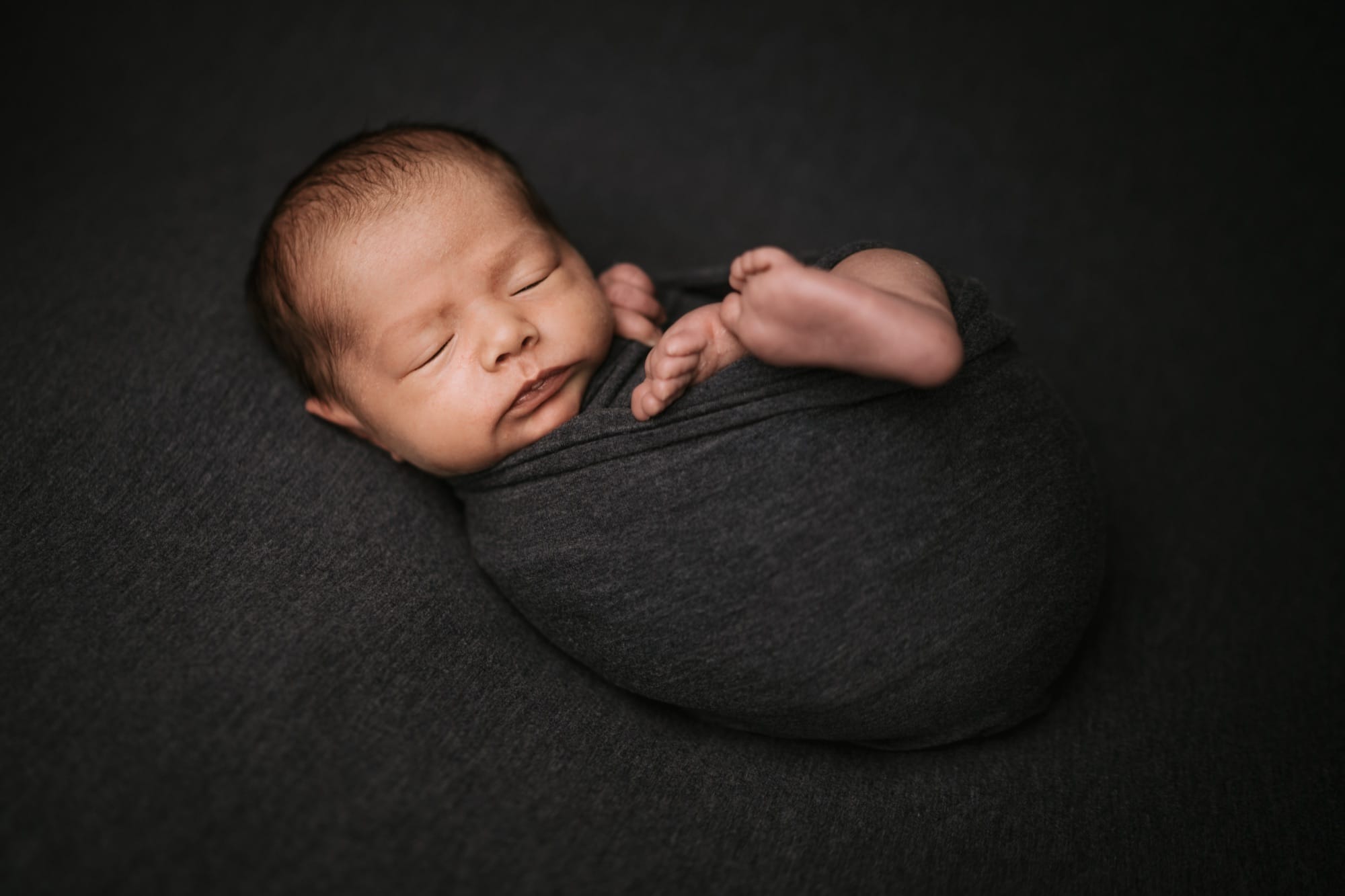 Neugeborenenfotografie Tirol – schlafendes Baby beim Newborn Shooting